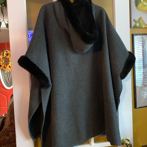 Gray cape one size fits all.like new - Picture 2 of 2
